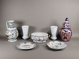 de nombreux types de vases et d'assiettes sur la table