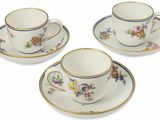 trois tasses et soucoupes ornées de motifs floraux sur un fond blanc