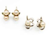 deux paires de boucles d'oreilles en perles et une paire de boucles d'oreilles en or