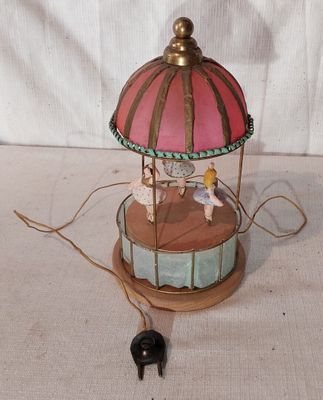 une lampe surmontée d'un carrousel