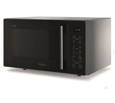 une image d'un four à micro-ondes noir sur fond blanc