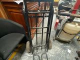 une photo montrant une chaise et un chariot à bagages dans une pièce