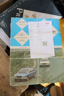 une pile de papiers posés sur une table