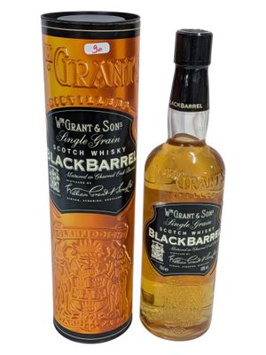une photo d'une bouteille de whisky « Black Barrel » à côté d'un bidon