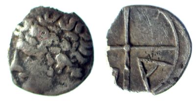 Gros plan sur une pièce de monnaie portant une croix