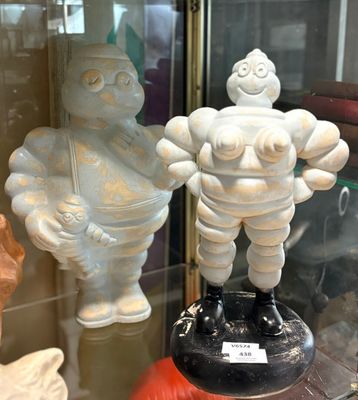 une statue représentant un homme et une statue représentant une femme, exposées dans une vitrine