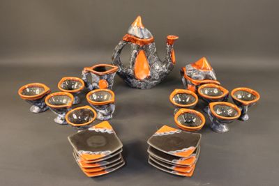 VALLAURIS. Partie de service à café comprenant : la cafetièr…