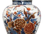 un vase muni d'un couvercle orné de fleurs