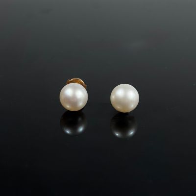 une paire de boucles d'oreilles en perles sur une surface noire
