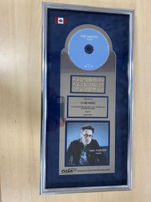 une photo d'une plaque sur laquelle est posé un CD