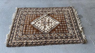 un tapis posé au sol et orné d'un motif