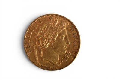 une image d'une pièce d'or sur une surface blanche
