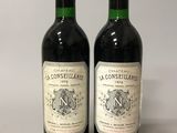 deux bouteilles de vin posées l'une à côté de l'autre sur une table