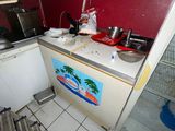 une cuisine équipée d'un évier, d'une cuisinière et d'un lave-vaisselle