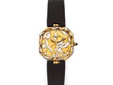 gros plan d'une montre sur une surface blanche