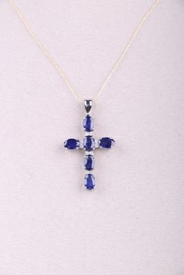 gros plan d'un collier sur un mannequin mannequin