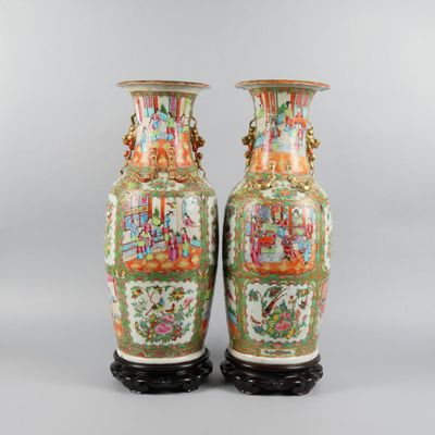 paire de vases chinois ornés de scènes peintes, sur des socles noirs