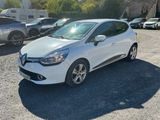 une voiture blanche garée sur un parking, avec d'autres voitures en arrière-plan