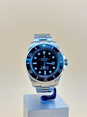 une montre posée sur un support sur une table