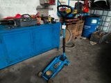 une photo d'un garage avec des outils par terre