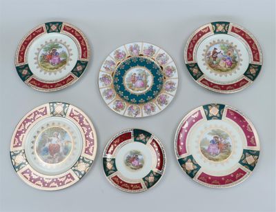 un service de six assiettes en porcelaine ornées de motifs variés