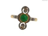 Gros plan sur une bague ornée d'une pierre verte