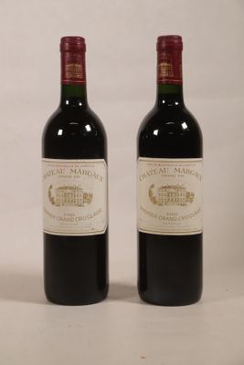 deux bouteilles de vin rouge posées l'une à côté de l'autre sur une table