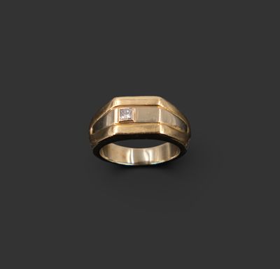 une bague en or jaune avec un diamant serti au centre