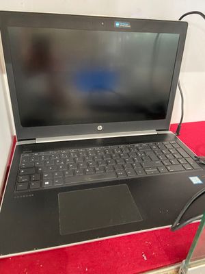 un ordinateur portable posé sur une table