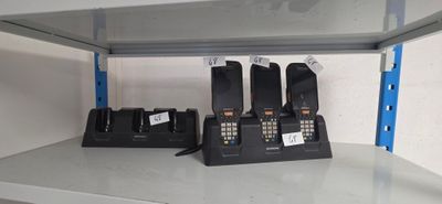 deux téléphones posés sur une étagère dans un coin de la pièce