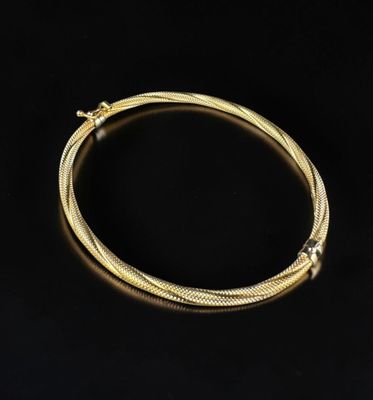 un bracelet en or sur fond noir
