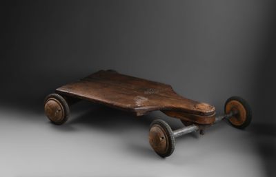 skate en bois avec des roues sur fond gris