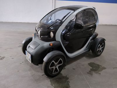 une petite voiture garée dans un garage