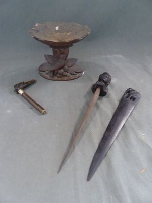 deux couteaux et un bougeoir posés sur une table