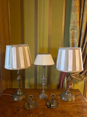 deux lampes posées sur une table en bois dans une pièce
