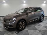 un SUV gris garé dans un garage au sol carrelé