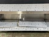 une photo d'une table en acier inoxydable avec une étagère en dessous