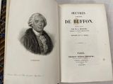un livre ouvert sur lequel figure le dessin d'un homme vêtu d'un manteau de fourrure