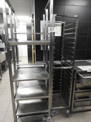 une étagère métallique sur laquelle sont posés plusieurs plateaux, dans une cuisine