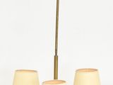 un lustre muni de trois lampes