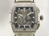 un gros plan d'une montre avec un bracelet blanc