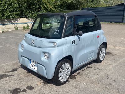 une petite voiture bleue garée dans un parking