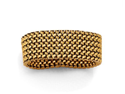 une bague en mailles en or jaune 18 carats