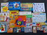 une pile de livres pour enfants et de puzzles posée sur une table