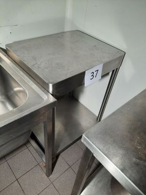 deux éviers en acier inoxydable dans une cuisine, avec leur étiquette de prix