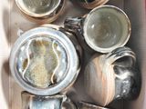 une boîte remplie de tasses à café et de mugs