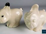 deux animaux en céramique blanche posés sur une table