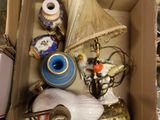 une boîte remplie d'objets assortis posée sur une table