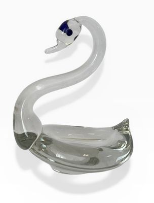 un cygne en verre posé sur une surface blanche