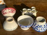 de nombreux types de vases et de bols sur la table